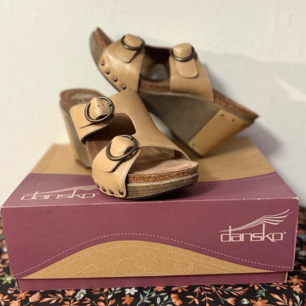 Dansko Fern Beige Tan Leather Studded Cork Sandals Platforms NIB Sz40 40 9 9.5